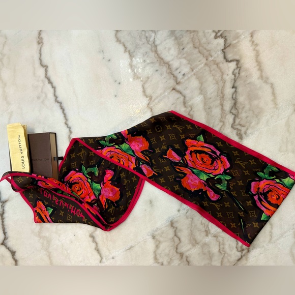 🌹💚 LV x Stephen Sprouse Monogram Roses Silk Scarf. S/S 2009 🌺 🟢 - Picture 8 of 13